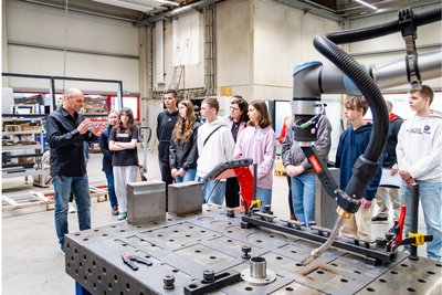 Schweißroboter „Lurchi“ lässt sich intuitiv per Handbewegung programmieren und übernimmt hochpräzise Serienarbeiten – wie etwa 160 identische Schweißnähte, die manuell in dieser Perfektion kaum zu erreichen wären.
