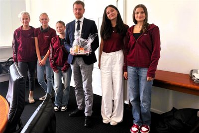Für den Ministerpräsidenten gab es das Neumarker Schulräucherhaus und Honig von einem Schüler der Oberschule.
