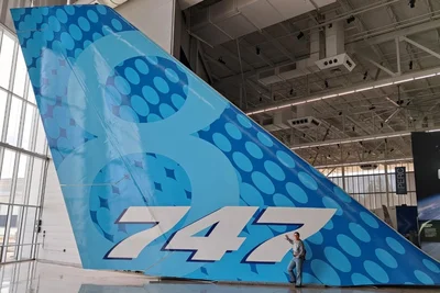 Verena Toth arbeitet bei Flugzeughersteller Boeing in der Qualitätskontrolle. Hier steht sie vor einer Finne, umgangssprachlich Heckflosse genannt, einer 747.