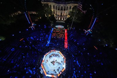 Bei der Veranstaltung traten Topstars der Profiliga Ultimate Fighting Championship (UFC) in einer eigens errichteten Arena gegeneinander an.