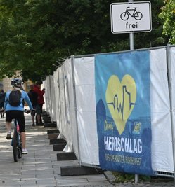 Ein häufiges Bild: Passanten versuchen einen Blick in einen abgesperrten Festbereich zu erhaschen.
