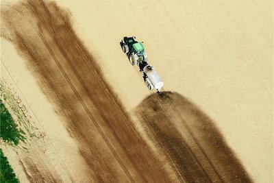 Ein Landwirt düngt sein Feld. Die Landwirtschaft steht im Verdacht, für die teils hohe Nitratbelastung der Böden verantwortlich zu sein. 