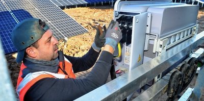Ingo Daniel von der Firma Schoenergie verkabelt im bereits bestehenden Solarpark in Dittersbach einen Wechselrichter. 