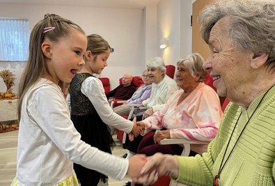 EKH-Projekt sozial-genial mit Kindern aus der Kita Weltentdecker Raschau: Emma und Jolene (v. l.) begrüßen Gisela Möckel, Gerda Braun, Annelies Egermann (v. r.) und all die anderen Tagesgäste. 