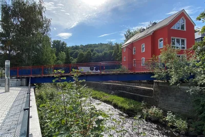 Die ehemalige Eisenbahnbrücke überwindet beim Überqueren des Schwarzwassers auch einen Höhenunterschied.