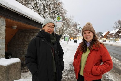 Nina Temann (links) und Anne Mehl, hier an einer Bushaltestelle, sind Geografinnen und forschen im Raum Johanngeorgenstadt zum Thema Mobilität.