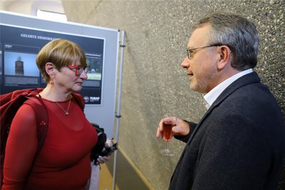 Die Stadt- und Kreisrätin Jana Pinka im Gespräch mit Bergarchiv-Leiter Peter Hoheisel.