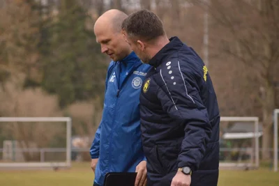 SVO-Trainer René Grandner (l.) und sein Gegenüber Dirk Mehlhorn hatten schon in der Halbzeitpause reichlich Gesprächsstoff.