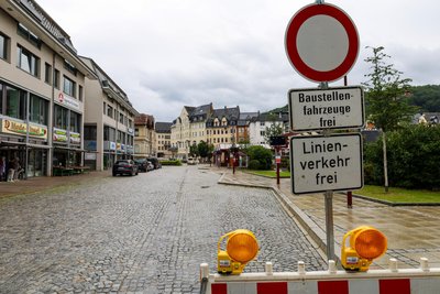 Die Taxifahrer beziehen sich auf dieses Verkehrsschild. Wenn Linienverkehr freie Fahrt hat - warum dann nicht sie, fragen sie sich.