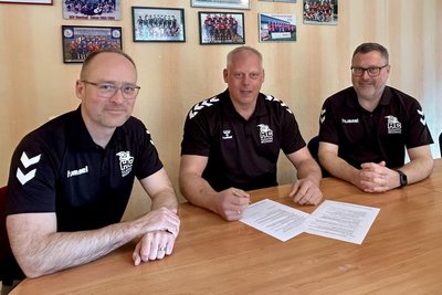 Das Foto zeigt den künftigen Trainer Frank Knape (Mitte) mit Vereinschef Uwe Hantzsch (rechts) und Vorstandsmitglied Colin Schupke.