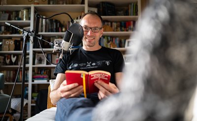 Toby Baier, "Einschlafen"-Podcaster, sitzt in seinem Arbeitszimmer und ist dabei einen Neuen Beitrag einzusprechen. Der 45-Jährige ist Meister darin, andere zu ermüden. Er macht nebenberuflich seit neun Jahren einen kostenlosen Podcast, den "Einschlafen-Podcast" (Monologe zur Entspannung). 
