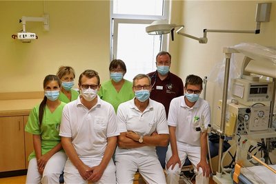 Ein Bild aus besseren Tagen: Vergangenes Jahr haben Chefarzt Harry Sirb (vorn, Mitte) und seine Kollegen zum siebten Mal eine Auszeichnung für ihre Arbeit bekommen. Nun soll ihre Kinderklinik in Lichtenstein schließen. 