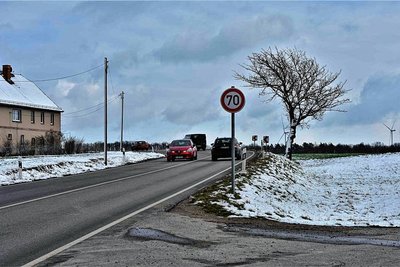 Im Kurvenbereich zwischen Gablenz und dem Kreisverkehr nahe der B 93 ist künftig nur noch Tempo 70 erlaubt. 