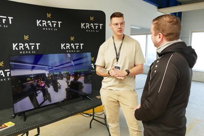 Fitness-Ökonom Torben Arnold (links) erläutert dem Gelenauer Martin Reichelt, was im neuen Fitnesstudio von Kraftwerk 24 alles möglich ist.