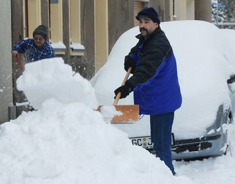 
              <p class="artikelinhalt">Wohin mit dem vielen Schnee? Diese Frage stellt nicht nur Thomas Jung (rechts) und sein Nachbar Dieter Gersdorf. Beide hatten am Montag an der Sonnenstraße alle Hände voll zu tun.</p>
            