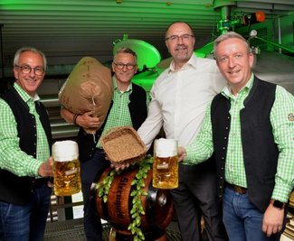 Der Sud für die erste Sternquell-Wiesn ist eingebraut. Von links: Marketingleiter Thomas Münzer, Geschäftsführer Günther Spindler, Oberbürgermeister Steffen Zenner und Geschäftsführer Jan Gerbeth. 