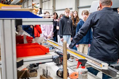 In der Schlegeler Glas- und Metall-Manufaktur entstehen hochspezialisierte Türen und Fenster: Je nach technischer Komplexität und Sicherheitsgrad liegt die Preisspanne für diese Einzelanfertigungen zwischen 2000 und stolzen 50.000 Euro pro Stück.