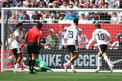 Leroy Sané (r) bei seinem Siegtor mit dem starken linken Fuß.