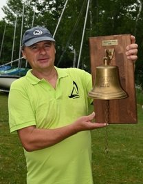 Finn-Sieger Thomas Lieberth von der SSG Mylau hält den Wanderpokal in den Händen. 