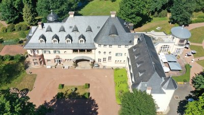 Das Hotel Wolfsbrunn liegt, eingebettet in einen großen Park, am Rande von Hartenstein. 