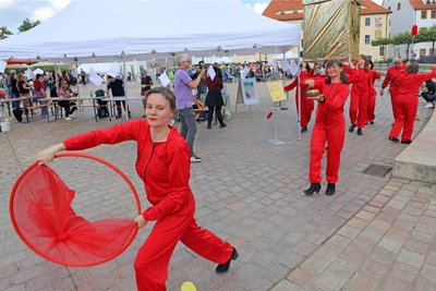 Die Theaterinitiative „BürgerohneBühne" begeisterte mit ihrem Auftritt auf dem Demokratiefest in Freiberg.