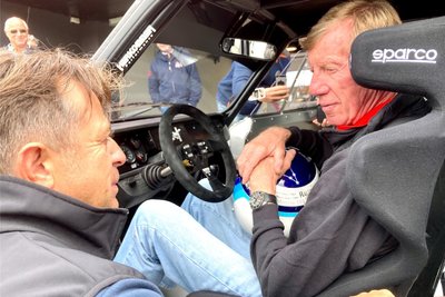 Walter Röhrl, einziger deutsche Rallyeweltmeister, testete am Rande einer Promo-Aktion auf der Rundstrecke im tschechischen Most 2022 einen flotten Oldtimer – und fachsimpelte danach mit Jens Herkommer über den Skoda 130 RS, den der Crandorfer aufgebaut hat und im historischen Automobilsport von Sieg zu Sieg fährt.