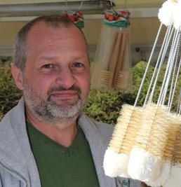 Nico Grünert aus Lengenfeld bot in Bad Schlema auch Bürsten an.