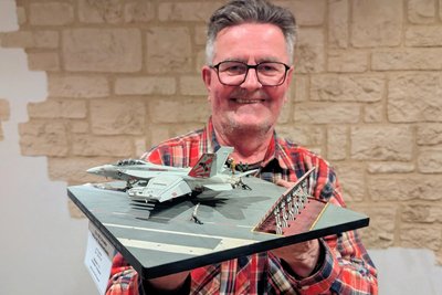 Rolf Tannert liebt den Modellbau und fertigt gerne Flugzeuge.