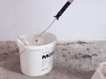  Wer die Wände seiner Wohnung in kräftigen Farben gestrichen hat, muss vor dem Auszug erneut zum Pinsel greifen.