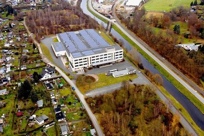 Viele Jahre lang konnten Radfahrer die Zufahrt zur ehemaligen Plauener Gardine (rechts unten im Bild) samt Panzerbrücke nutzen. Der künftige Radweg macht einen Bogen um die Immobilie im Besitz der Albani Group und soll über die Trasse in der Bildmitte geführt werden. Zu klären ist auch die Sanierung der Panzerbrücke. 