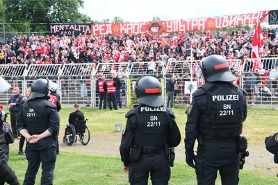 Durch das schnelle Eingreifen der Polizei konnten Auseinandersetzungen zwischen den Fans verhindert werden.