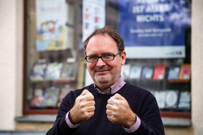 Klaus Kowalke, der hier noch Chemnitz vorm Gewinn des Kulturhauptstadttitels die Daumen drückt.