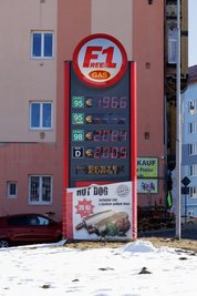 Die Preistafel der F1-Tankstelle im tschechischen Brandau am Dienstagvormittag. 