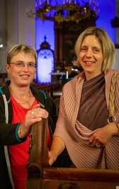 Gäste Anja Leber (l.) und Bettina Hännig waren von der Verbindung Musik und Malerei angetan.