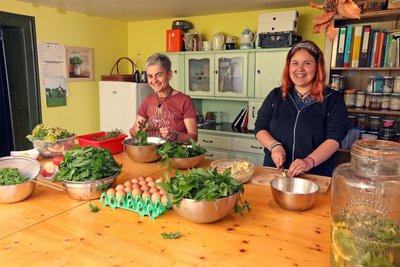 Jeden Mittag wird frisch gekocht. Diana Hößelbarth (l.) und Diana Dittrich bereiten das Essen vor.