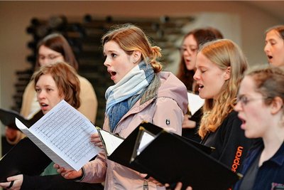Den ersten gemeinsamen öffentlichen Auftritt im Rahmen des Projektes Klangkosmos Schütz.22 "weil wir leben" hatten die vier Landesjugendchöre am 3. Oktober in der Martinskirche Kassel. 