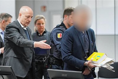 Der Angeklagte wird zu Beginn des Prozesses in den Gerichtssaal des Landgerichts Itzehoe gebracht. Die Staatsanwaltschaft wirft ihm Mord und Vergewaltigung vor. 