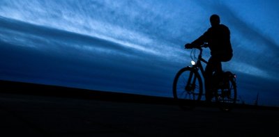 Trotz Vorderlicht und Rückstrahler sind Radfahrer im Dunkeln schwer zu erkennen. Produkte wie eine Warnweste (u.) können die Sichtbarkeit erhöhen.