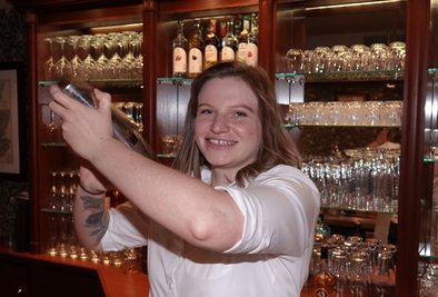 Lizz Oelsner ist gelernte Brauerin. Kein Wunder, dass sie an der Bar auch Eigenkreationen mit Bier anbietet.