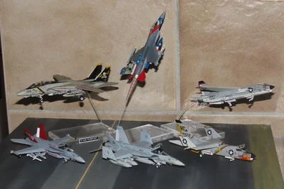 In seinem Hobbykeller befinden sich verschiedenste Modellflugzeuge.