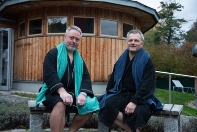 Silvio Schedewy (links) und Heiko Diehr aus Markneukirchen besuchen regelmäßig das Saunadorf der Sächsischen Staatsbäder in Bad Brambach.