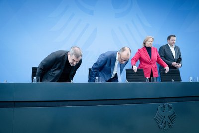 Pressestatement nach dem Koalitionsausschuss: Die Vorsitzenden von CSU, CDU und SPD – Markus Söder, Friedrich Merz Bärbel Bas und Lars Klinbeil nehmen Platz, um die Ergebnisse der Koaltionsrunde mitzuteilen.