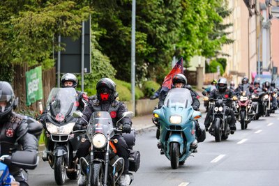 Die deutsche Gruppe der russischen „Nachtwölfe“ besuchte am Donnerstag den Auer Friedhof.