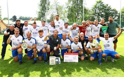 Die Mannschaft des SV Großrückerswalde II feiert den Sieg im Fußball-Kreisklassenpokal. Dadurch, dass in der laufenden Serie kein Erzgebirgspokal ausgespielt wird, dürfen die Gewinner nun außerdem auf ein lukratives Los im Sachsenpokalwettbewerb hoffen. 