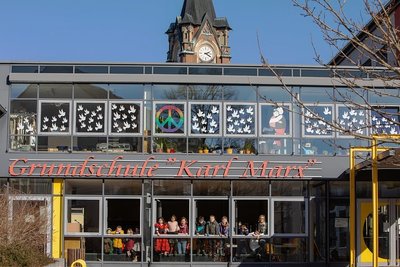 Die Plauener Karl-Marx-Grundschule setzt sichtbar ein Zeichen für den Frieden. 