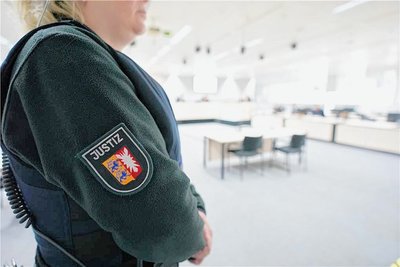 Für den Prozess sind zahlreiche Verhandlungstage angesetzt. Der 13-jährige Sohn tritt über seinen Anwalt als Nebenkläger auf, muss aber nicht vor Gericht auftreten. 