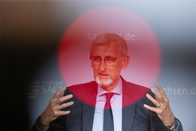 Innenminister Armin Schuster (CDU) bei der Vorstellung des Verfassungsschutzberichts 2023 am Dienstag in Dresden.