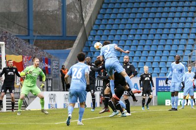 Niklas Hoheneder hat den Kopf am Ball.