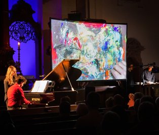 Mehr als 500 begeisterte Besucher des 4. Augustusburger Musiksommers erlebten am Wochenende bei den Kurzkonzerten eine einzigartige Verbindung zwischen klassischer Musik und Malerei. Pascal Kaufmann und Karsten Mittag in Aktion. 