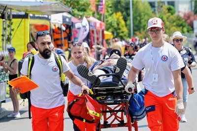 Dass Personen durch den Trubel transportiert werden, ist die absolute Ausnahme. Wer Hilfe braucht, wird in aller Regel so gut es geht von den Blicken Fremder abgeschirmt.
